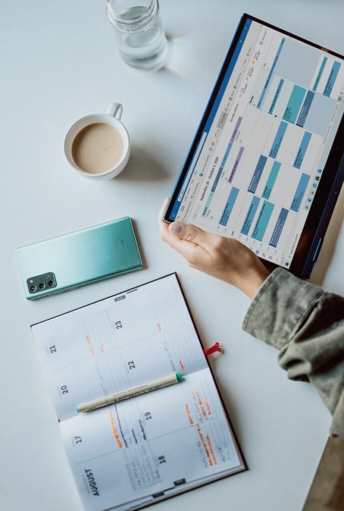 Twój niezbędnik na 2023 rok – Praktyczne kalendarze książkowe, ścienne i kieszonkowe dla uczniów, nauczycieli i rodziców